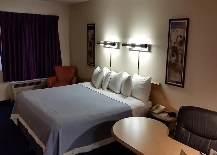 Hotel Red Roof + West 3*