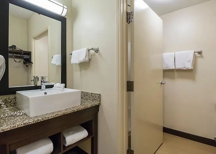 Hotel Red Roof + West 3*