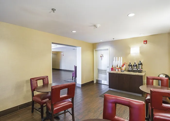 Hotel Red Roof + West 3*