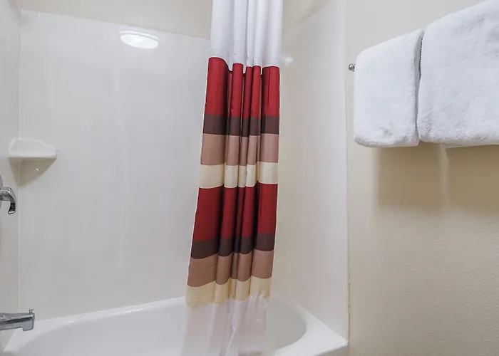 Hotel Red Roof + West 3*