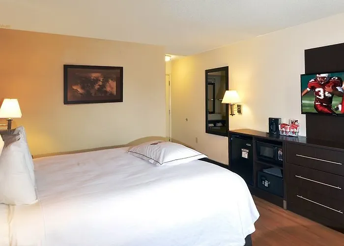 Hotel Red Roof + West 3*
